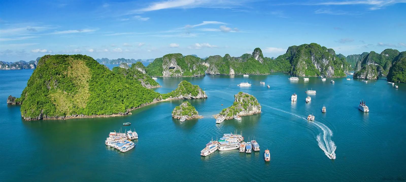 Du thuyền trên Vịnh Hạ Long