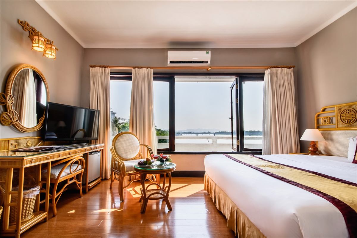 Combo 3N2Đ: Khách Sạn Vinpearl Resort + Du Thuyền Ambassador 5 Sao